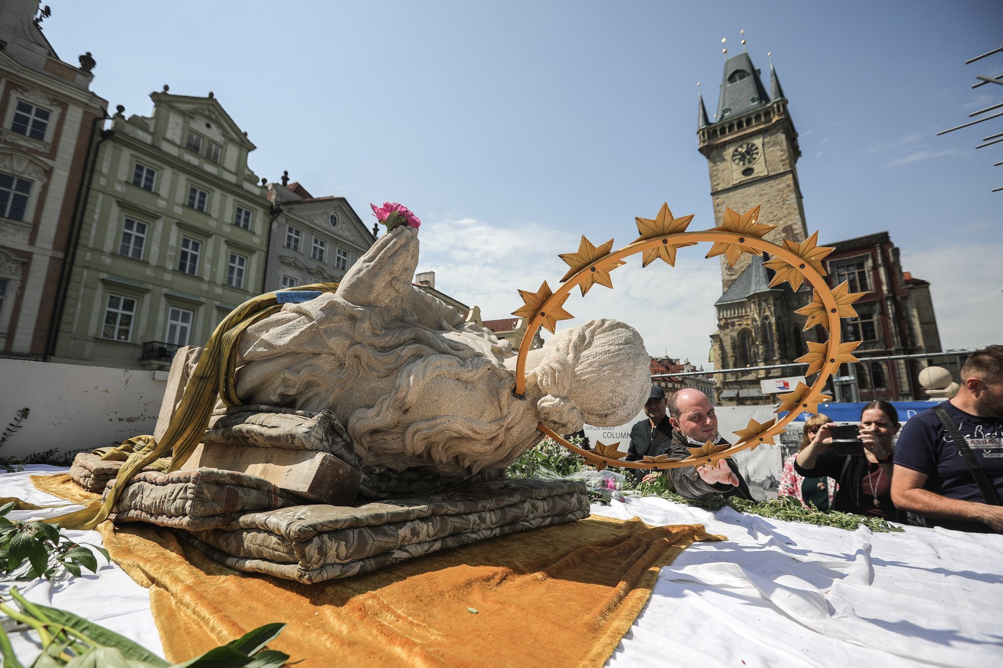 Stavba Mariánský sloup, Staroměstské náměstí, sochař Petr Váňa