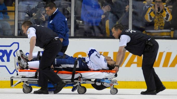 Steven Stamkos si v utkání proti Bostonu zlomil nohu. Přijde hvězda NHL o olympiádu v Soči?