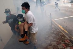 Hongkong znovu na nohou kvůli Číně. Policie použila proti demonstrantům slzný plyn