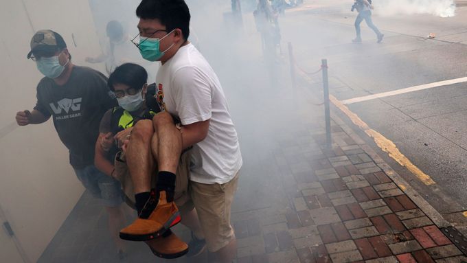 Policie v Hongkongu použila proti demonstrantům slzný plyn