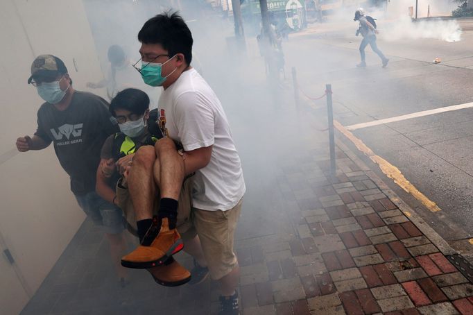 Policie v Hongkongu použila proti demonstrantům slzný plyn