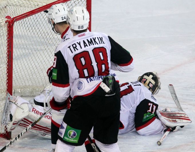 ...brankář Chris Holt a obránci Branislav Mezei, Nikita Trijamkin sledují jen bezmocně puk v sítí...