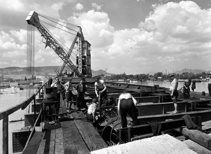 Dělníci, kteří v roce 1950 přestavovali most přes Dunaj, pracovali pod letním sluncem i komunistickou rudou hvězdou (vlevo nahoře).