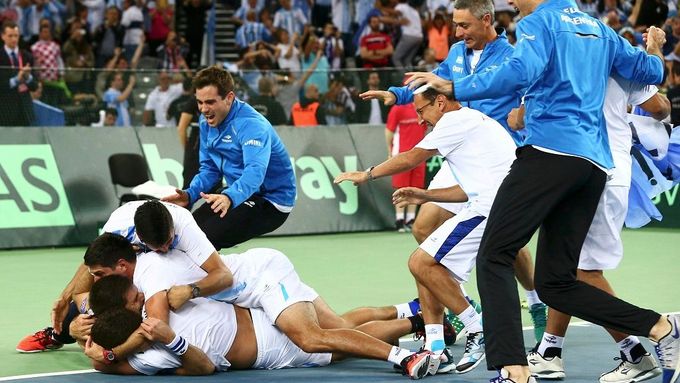 Argentinci slaví vítězství v Davis Cupu. Úplně vespod hrdina Delbonis.