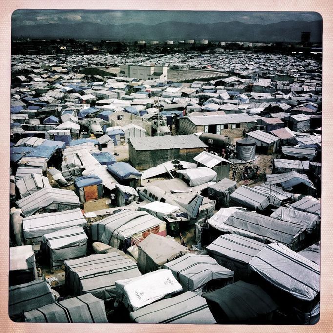 REPORTÁŽ: 3. cena MARTIN BANDŽÁK, volný fotograf: Život v táborech 18 měsíců po zemětřesení, Haiti , 6. 7. - 10. 7. 2011 (série).