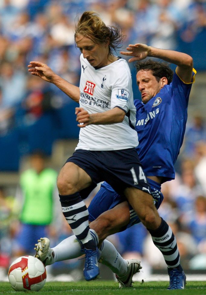 Chorvatský záložník Luka Modrič z Tottenhamu Hotspur bojuje o míč s hráčem Chelsea.