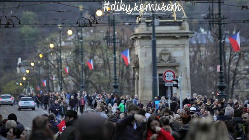 Praha si dnes 17. 11. 2019 připomíná výročí 30 let od sametové revoluce, která vedla k pádu komunistického režimu.