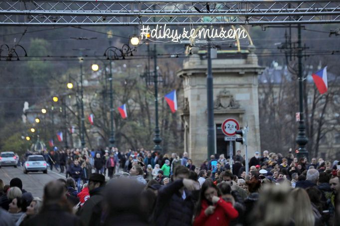 Praha si dnes 17. 11. 2019 připomíná výročí 30 let od sametové revoluce, která vedla k pádu komunistického režimu.