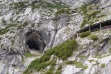 Druhou atrakcí Werfenu je obrovská ledová jeskyně Eisriesenwelt v horském úbočí. Dostanete se k ní autobusem z vlakového nádraží a kabinkovou lanovkou, případně pěšky z údolí. Je tu dost chladno, tak se dobře oblékněte.