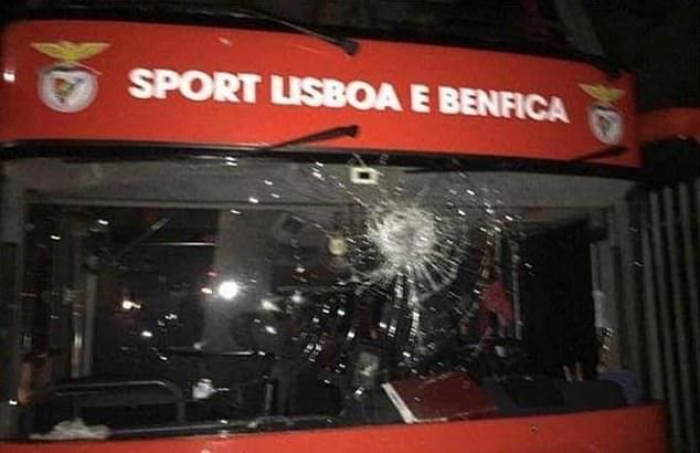 fotbal, autobus Benfiky poté, co ho napadli fanoušci