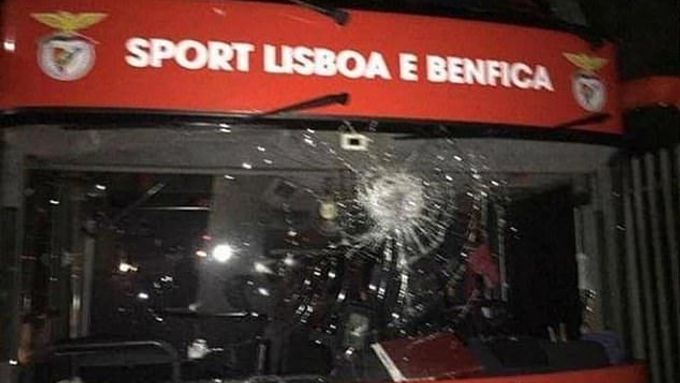 Přední sklo autobusu Benfiky poté, co vůz napadli fanoušci