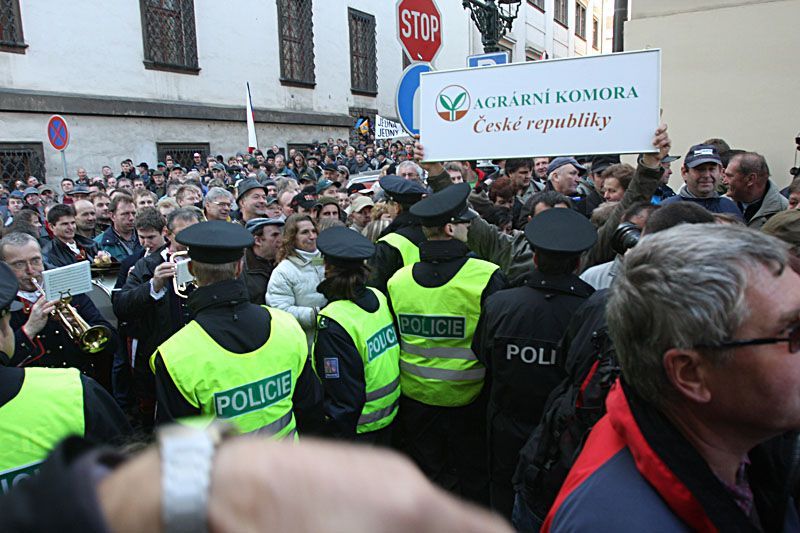 Zemědělci protestují na Malé Straně