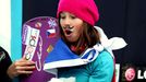 Česká snowboardistka Eva Samková si před závody maluje vousy.