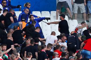 V Marseille to opět vřelo. Týden po Rusech s v ochozech stadionu rvali maďarští chuligáni