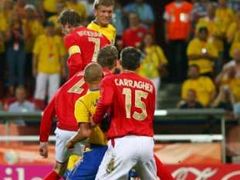 Švéd Marcus Allback střílí první gól svého týmu Anglii.