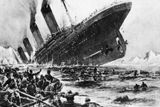Titanic plul velkou rychlostí 22 uzlů (přes 40 kilometrů za hodinu), což bylo pro pozdější události zřejmě rozhodující. Hlídka sice zahlédla temný předmět půl míle před lodí, těžce manévrovatelný gigant se mu ale nestačil vyhnout a pravobokem do ledovce dvacet minut před půlnocí narazil. Potopil se během pouhých dvou a půl hodiny.