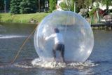 Chodit po vodě? Pokud nemáte sklon působit zázraky, pak je pro vás "waterball" asi jedinou možností. Není to sice tak elegantní jako božská chůze po vlnách, zato si v téhle plastové kouli užijete mnohem víc legrace. Hodinová zábava stojí asi 1600 korun.