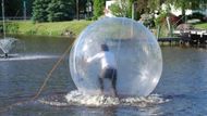 Chodit po vodě? Pokud nemáte sklon působit zázraky, pak je pro vás "waterball" asi jedinou možností. Není to sice tak elegantní jako božská chůze po vlnách, zato si v téhle plastové kouli užijete mnohem víc legrace. Hodinová zábava stojí asi 1600 korun.