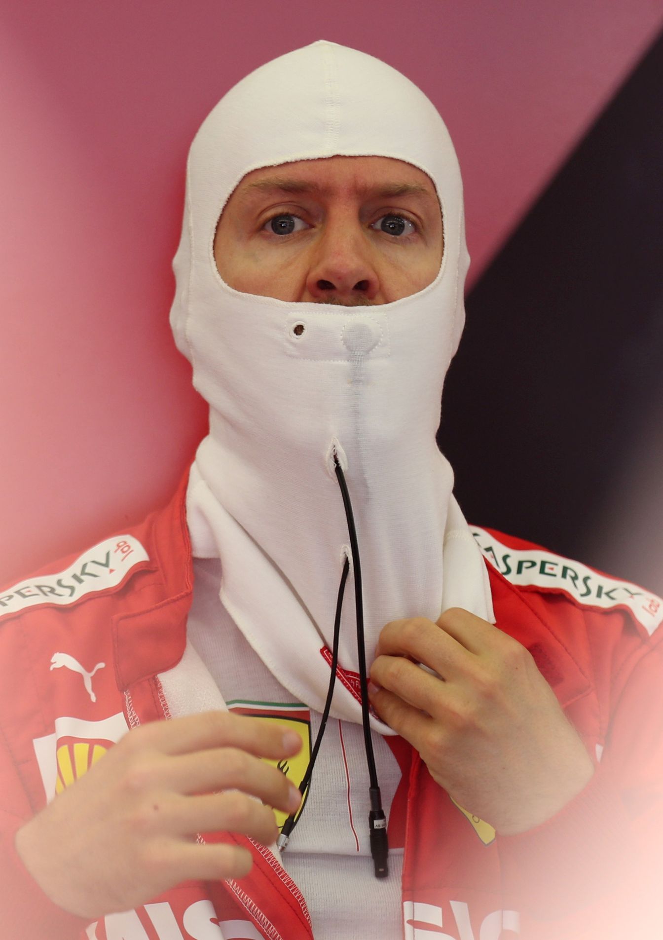Sebastian Vettel při pátečním tréninku na Velkou cenu Bahrajnu F1.