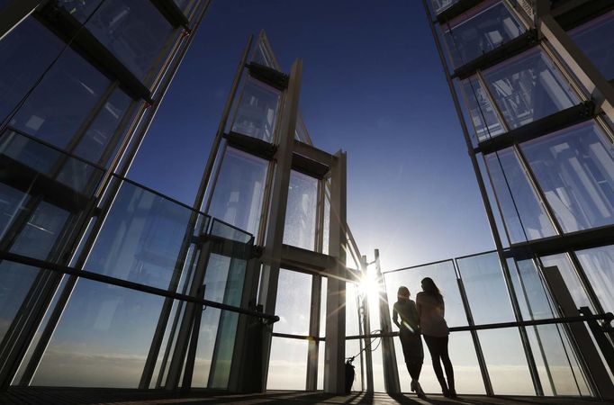 ATTENTION EDITORS - EMBARGOED FOR PUBLICATION TO 00:01 GMT JANUARY 11, 2013 Women look out at the city from The View gallery at the Shard, western Europe's tallest building, in London January 9, 2013. The View, the public viewing deck accessible by high speed elevators on the 309 metre (1013 feet) Shard building, opens on February 1. Picture taken January 9, 2013. REUTERS/Luke Macgregor (BRITAIN - Tags: TRAVEL CITYSCAPE) TEMPLATE OUT Published: Led. 10, 2013, 12:07 odp.