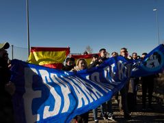 Demonstrace ultrapravicové španělské skupiny na mítinku katalánské separatistické strany. "Španělsko se nevzdá," hlásá transparent.