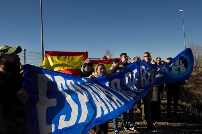 Demonstrace ultrapravicové španělské skupiny na mítinku katalánské separatistické strany. "Španělsko se nevzdá," hlásá transparent.