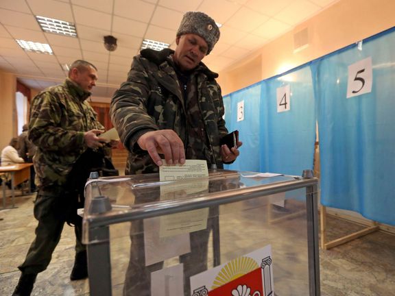 Ruští vojáci hlasují během referenda na Krymu, jaro 2014.
