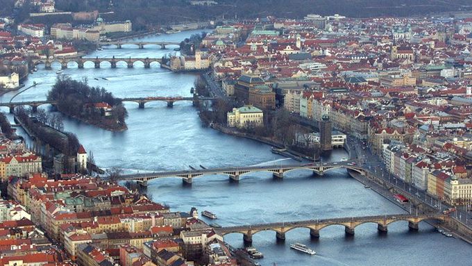 Mladá žena se do Vltavy vrhla z mostu Legií.