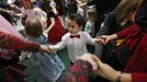 Jaidon Santos-Volpe (C) dances with his two mothers Theresa Volpe (L) and Mercedes Santos during the Valentine's Day Ball at Baker Demonstration School in Wilmette, Illinois, February 13, 2013. Santos and Volpe are a same-sex couple raising two of their biological children as they struggle to get same-sex marriages passed into law in Illinois. Picture taken February 13, 2013. REUTERS/Jim Young (UNITED STATES - Tags: SOCIETY) Published: Bře. 25, 2013, 6:06 odp.