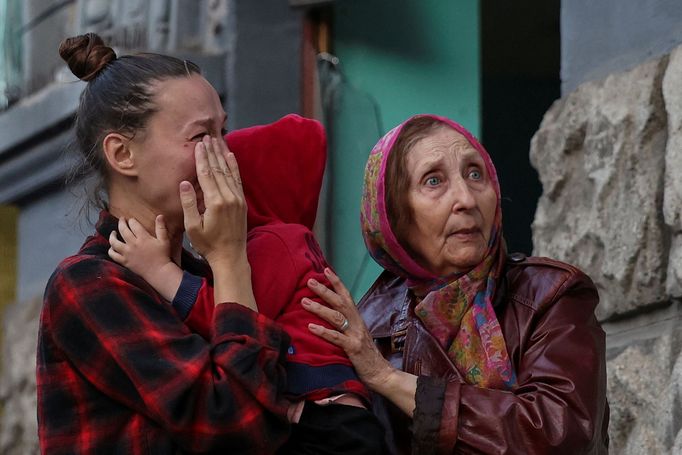 Ženy s malým dítětem jsou v šoku po středečním ruském náletu na Lvov.