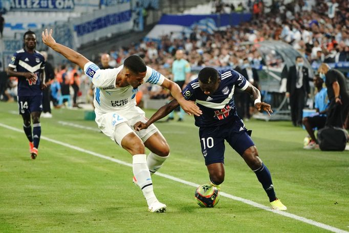 William Saliba (Olympique de Marseille) a Samuel Kalu (Girondins de Bordeaux)