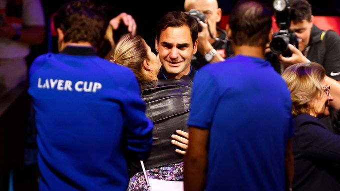 Mirka Federerová a Roger Federer při loučení s kariérou švýcarského velikána.