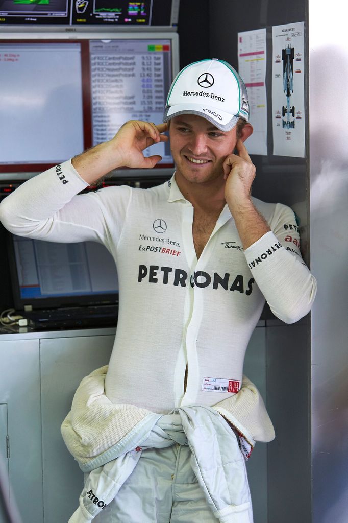 Spokojený Nico Rosberg se v kvalifikaci dostal do první desítky.