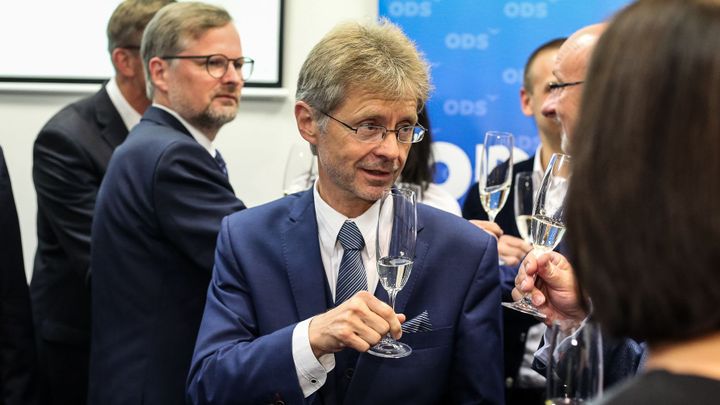 Novým předsedou Senátu se stal Vystrčil z ODS. V tajné volbě porazil Růžičku