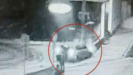 Opilý pirát silnic si zkoušel smyk na zasněženém parkovišti. Porazil značku