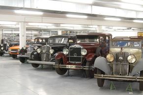 Automobily v depozitáři Národního technického muzea