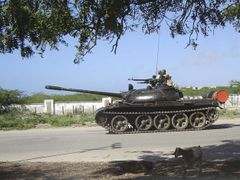 Velké problémy má země se svými sousedy. Musela svrhnout islamistickou vládu v Mogadišu (na snímku etiopský tank v Somálsku), hraniční spory s Eritreou také nejsou zažehnány