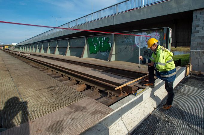 Železniční most přes Labe v Pardubicích stavební firma posunula o 18 metrů.