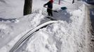 Julie MacDonald starts to dig her car out from snow in Somerville, Massachusetts February 10, 2013 following a winter blizzard which dumped up to 40 inches of snow with hurricane force winds, killing at least nine people and leaving hundreds of thousands without power. REUTERS/Brian Snyder (UNITED STATES - Tags: ENVIRONMENT) Published: Úno. 10, 2013, 6:55 odp.