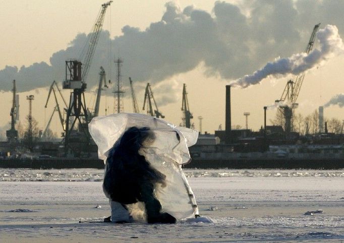 PETROHRAD (Rusko) - Rybář loví ve Finském zálivu nedaleko přístavu v Petrohradu a ukrývá se pod fólií, aby se ochránil před mrazem. Teploty zde dosáhly -22 stupňů, což představuje historické minimum.