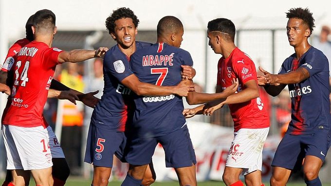 fotbal, francouzská liga 2018/2019, Nimes - Paris SG, Kylian Mbappé, červená karta
