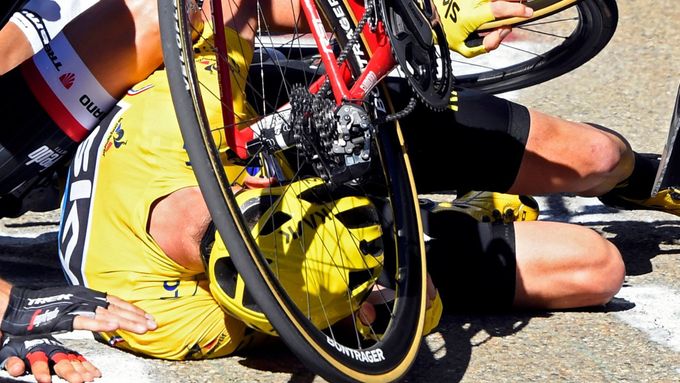 Froomův špatný den se šťastným koncem: pád, špatné kolo a nakonec záchrana žlutého dresu