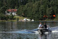 Breivik sám volal policii: Operace skončena, hlásil
