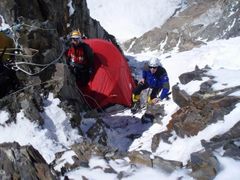 Stan v prvním výškovém táboře ve stěně K2 ve výšce 5930 metrů.