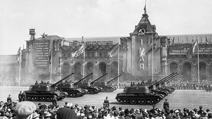 Kult vítězství a síly. Fotografie ukazují přehlídky na Rudém náměstí už za Stalina; Zdroj foto: Profimedia.cz