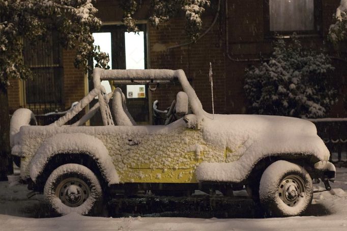 A car is seen covered in snow during the nor'easter, also known as a northeaster storm, in Jersey City, New Jersey November 7, 2012. A wintry storm dropped snow and rain on the U.S. Northeast on Wednesday, bringing dangerous winds and knocking out power in a region where hundreds of thousands were still in the dark after Superstorm Sandy. REUTERS/Eduardo Munoz (UNITED STATES - Tags: DISASTER ENVIRONMENT) Published: Lis. 8, 2012, 2:50 dop.