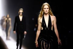 Milan Fashion Week 2024 se nesl v duchu italské zhýralé elegance a erotické provokace