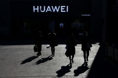 USA omezí operace v Evropě, pokud budou státy obchodovat s Huaweiem, varoval Pompeo