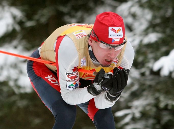 Lukáš Bauer se řítí za vítězstvím v posledním z pěti závodů letošní Tour de Ski na našem území.