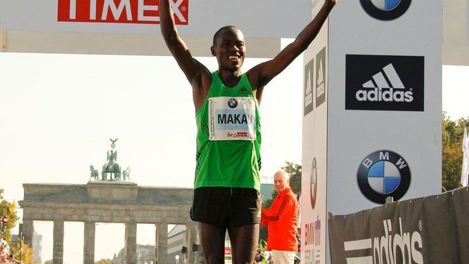 Makau a jeho vítězné gesto po berlínském maratonu.